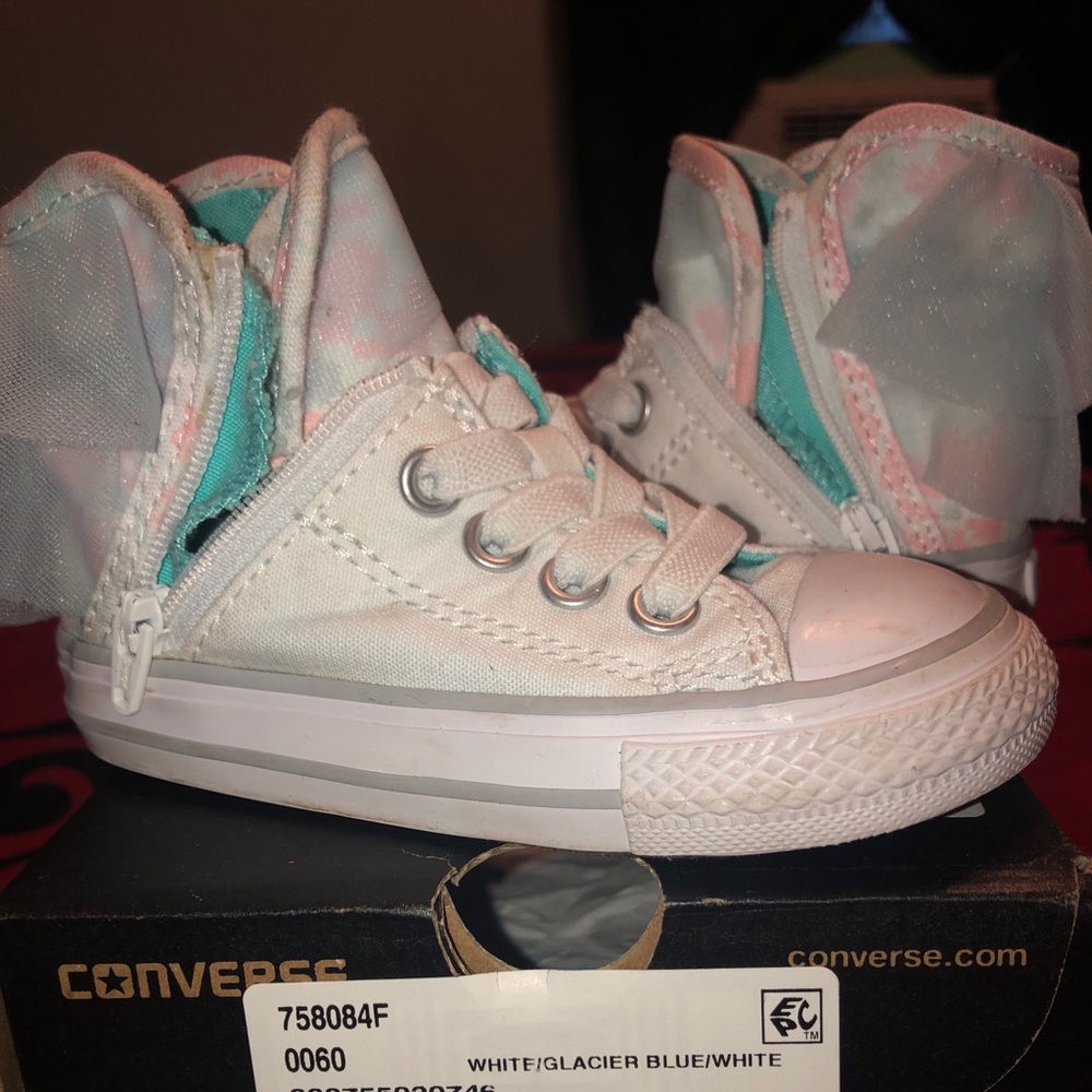 Adorable converse sneakers-Size 6 Toddler